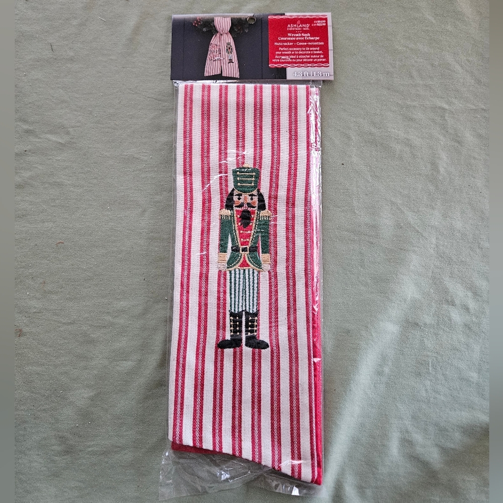 NEW Ashland Christmas 4.3ft / 1.3m Wreath Sash Nutcracker Love & Joy Red & White